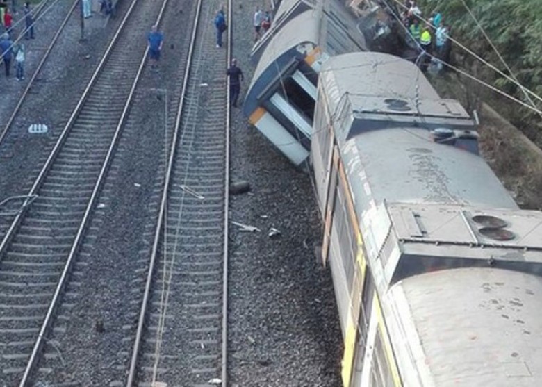 西班牙發生列車脫軌事故