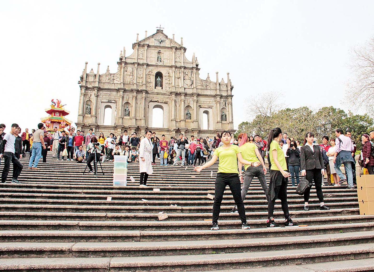 愈百人圍觀「病態賭徒」悲劇