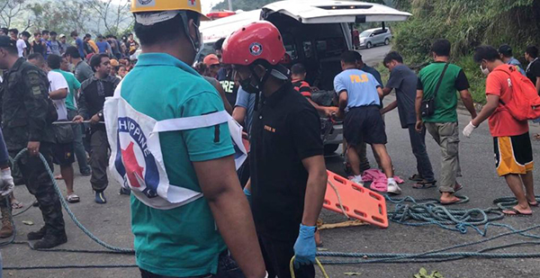 菲律賓一大巴墜山谷至少24死
