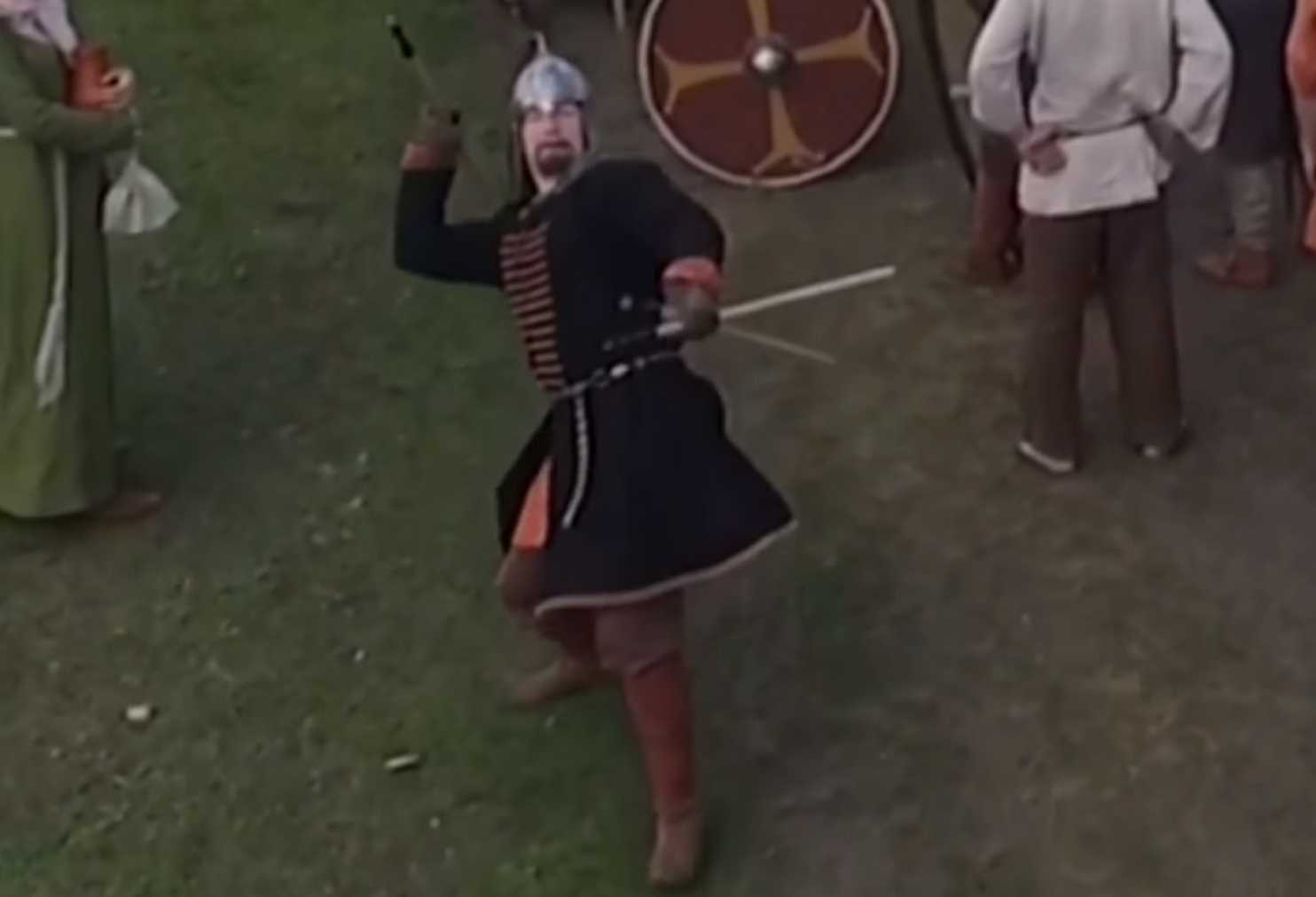 中世紀戰士 擲長矛擊落無人機