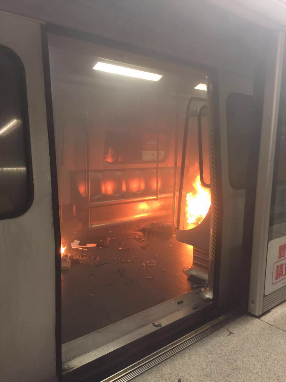 港尖沙咀港鐵站有列車車廂起火