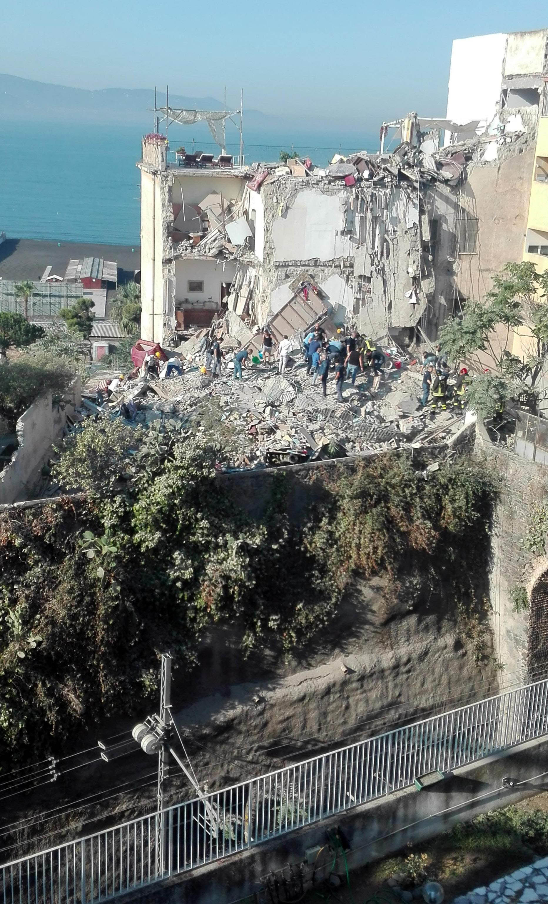 意大利五層高住宅倒塌八人被埋
