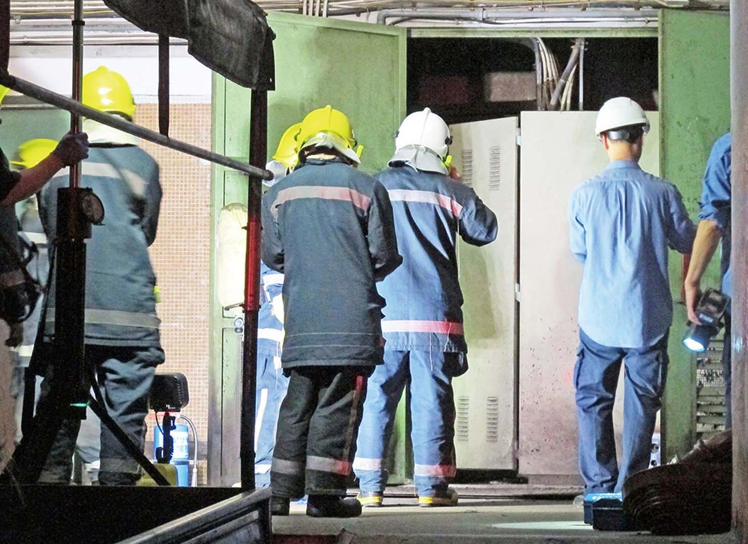 消防將被困電梯男子救出