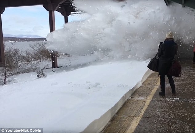 火車入站掀起「千層雪」