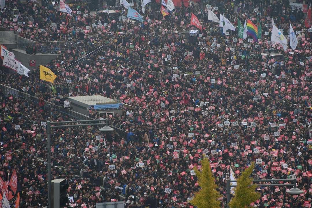 首爾十萬人聚集要求朴槿惠下台