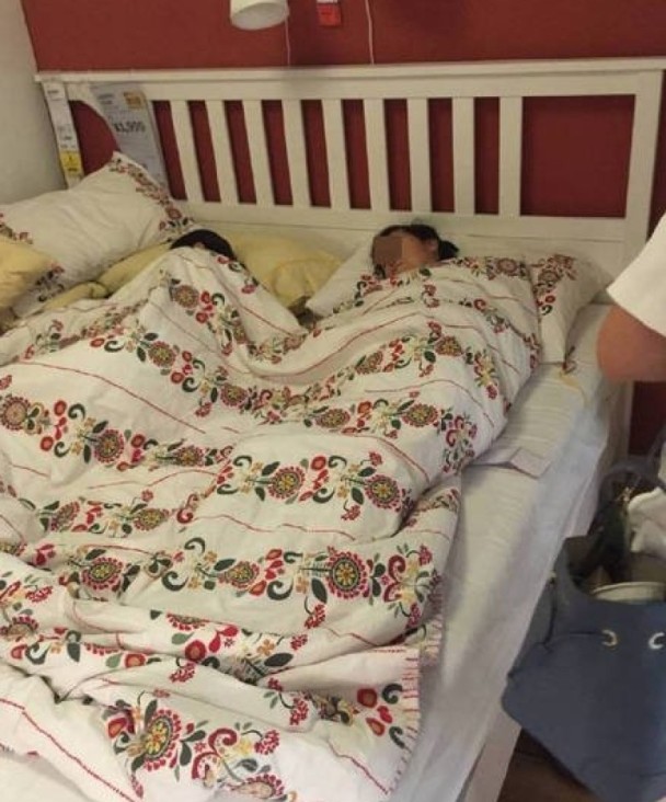 IKEA展示床上蓋被大睡