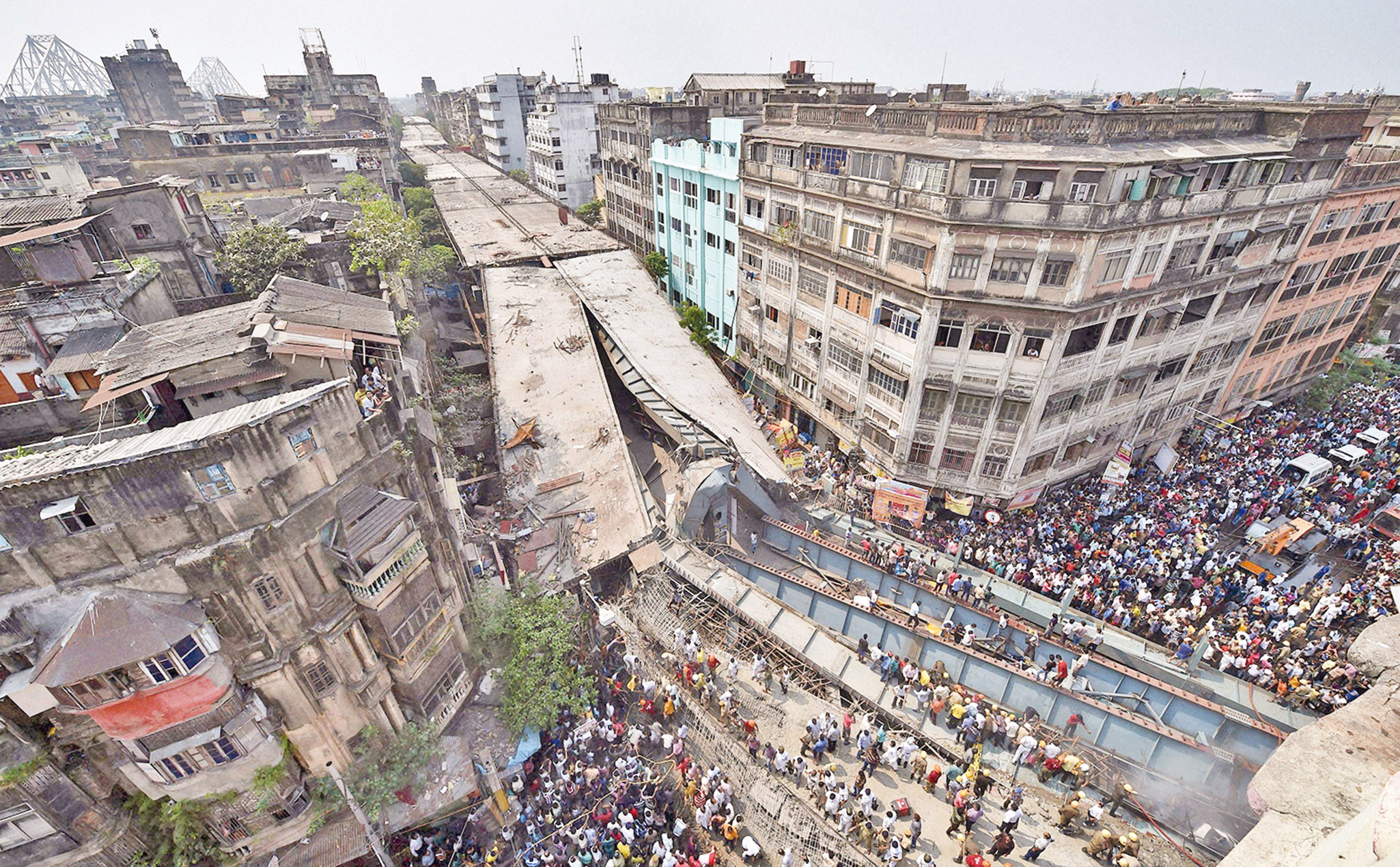 印度一桥梁正式开通前坍塌，事故发生前已发现裂缝|坍塌|印度_新浪新闻