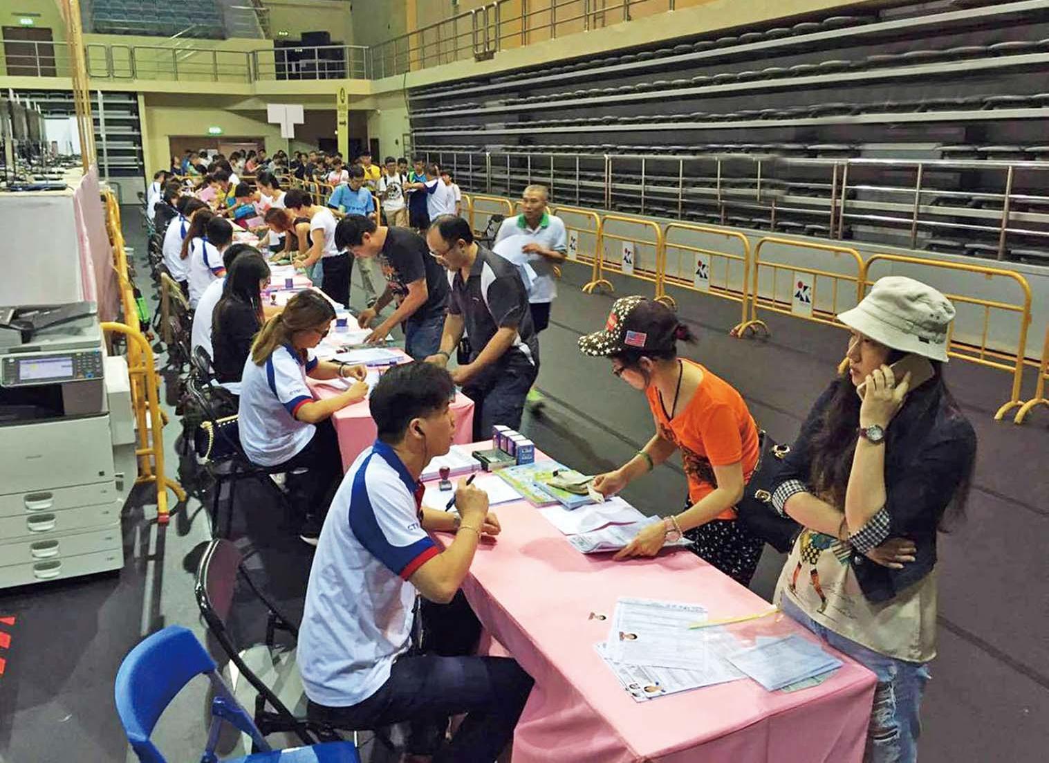 大批市民昨早到塔石體育館辦理