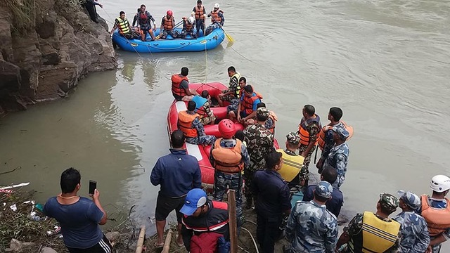 尼泊爾巴士墜河釀31死