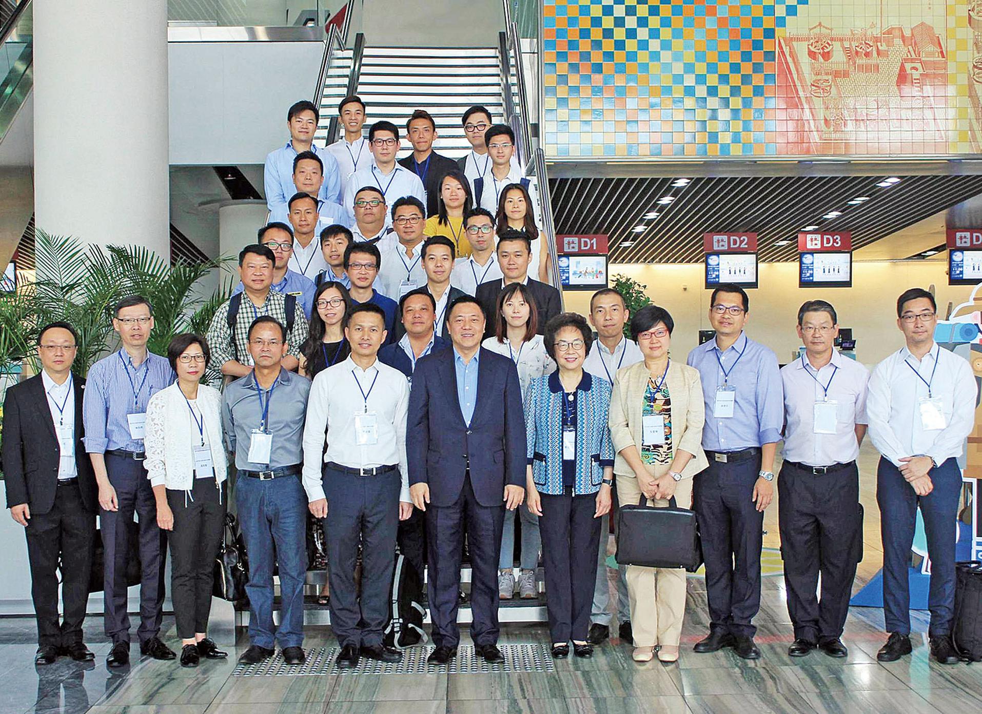 參觀當地企業助青創發展