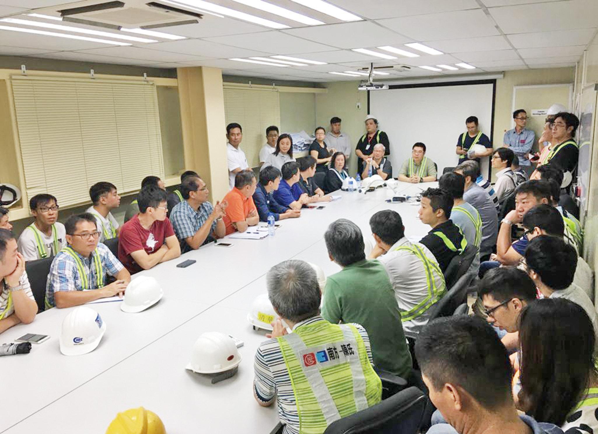 工人被墜下玻璃幕牆擊中亡