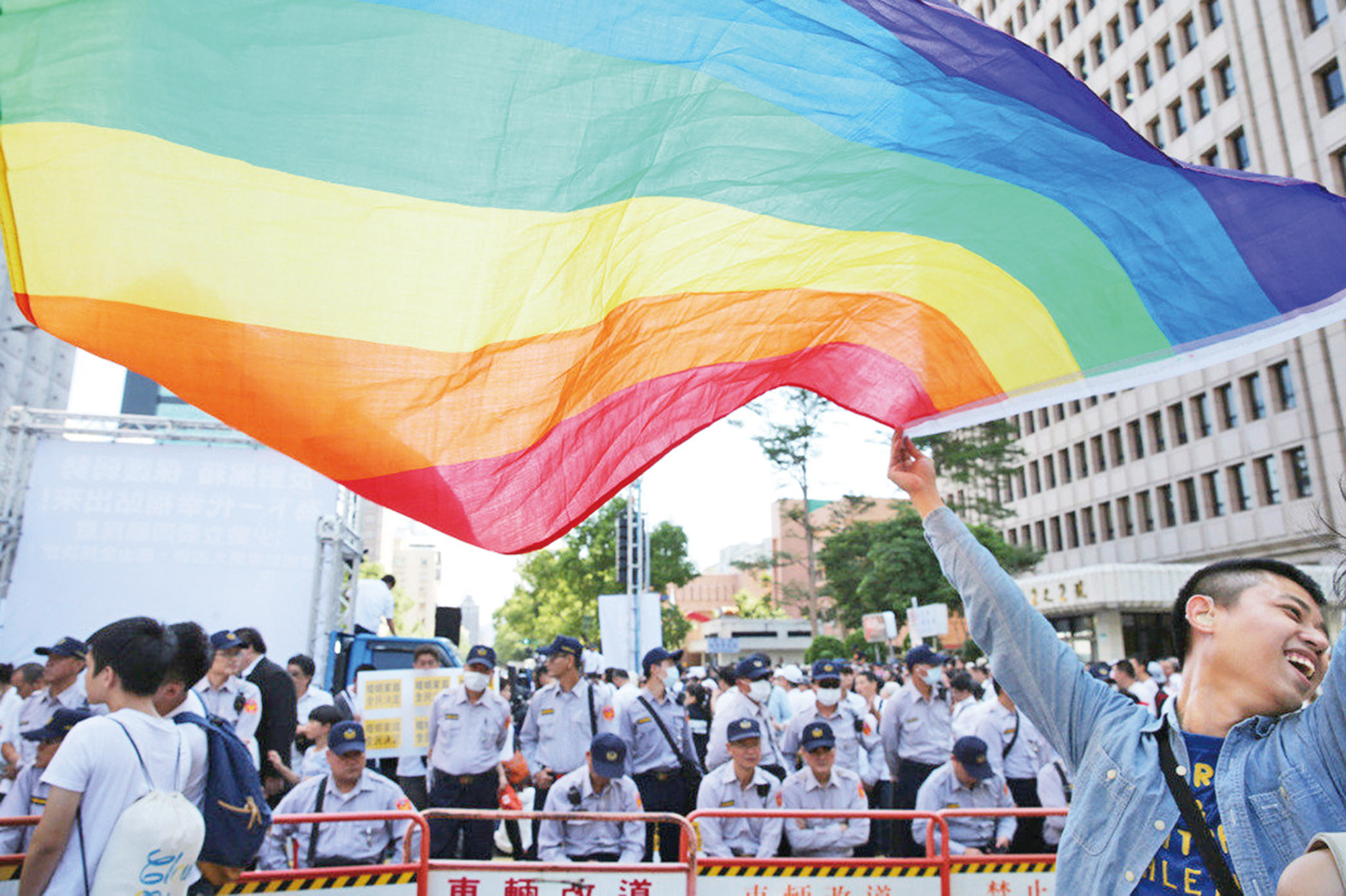 台20,000人圍立院