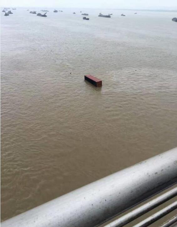 ​貨櫃車失控撞珠海大橋欄杆墮河