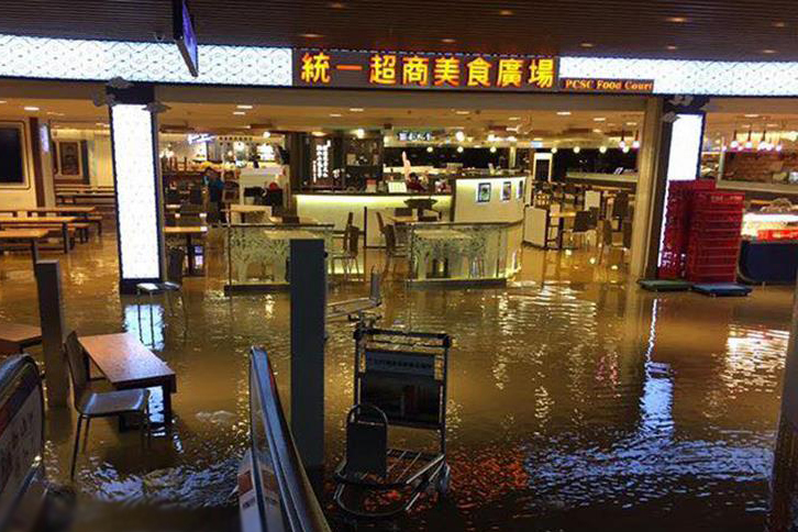 桃園機場一度變水塘 交通癱瘓
