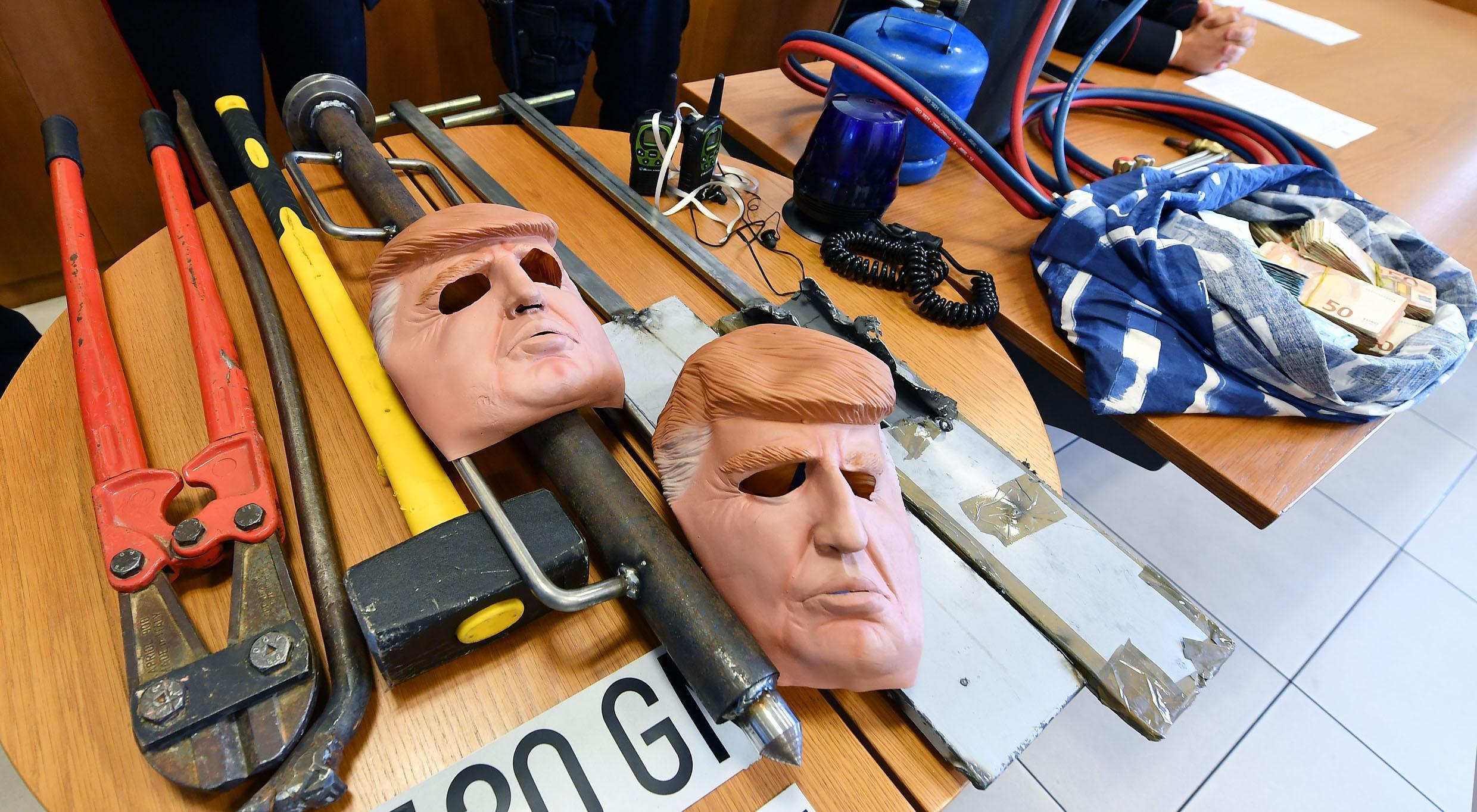 兩賊戴特朗普面具爆破提款機