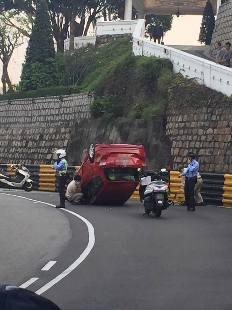 男司機雙手擦傷送院