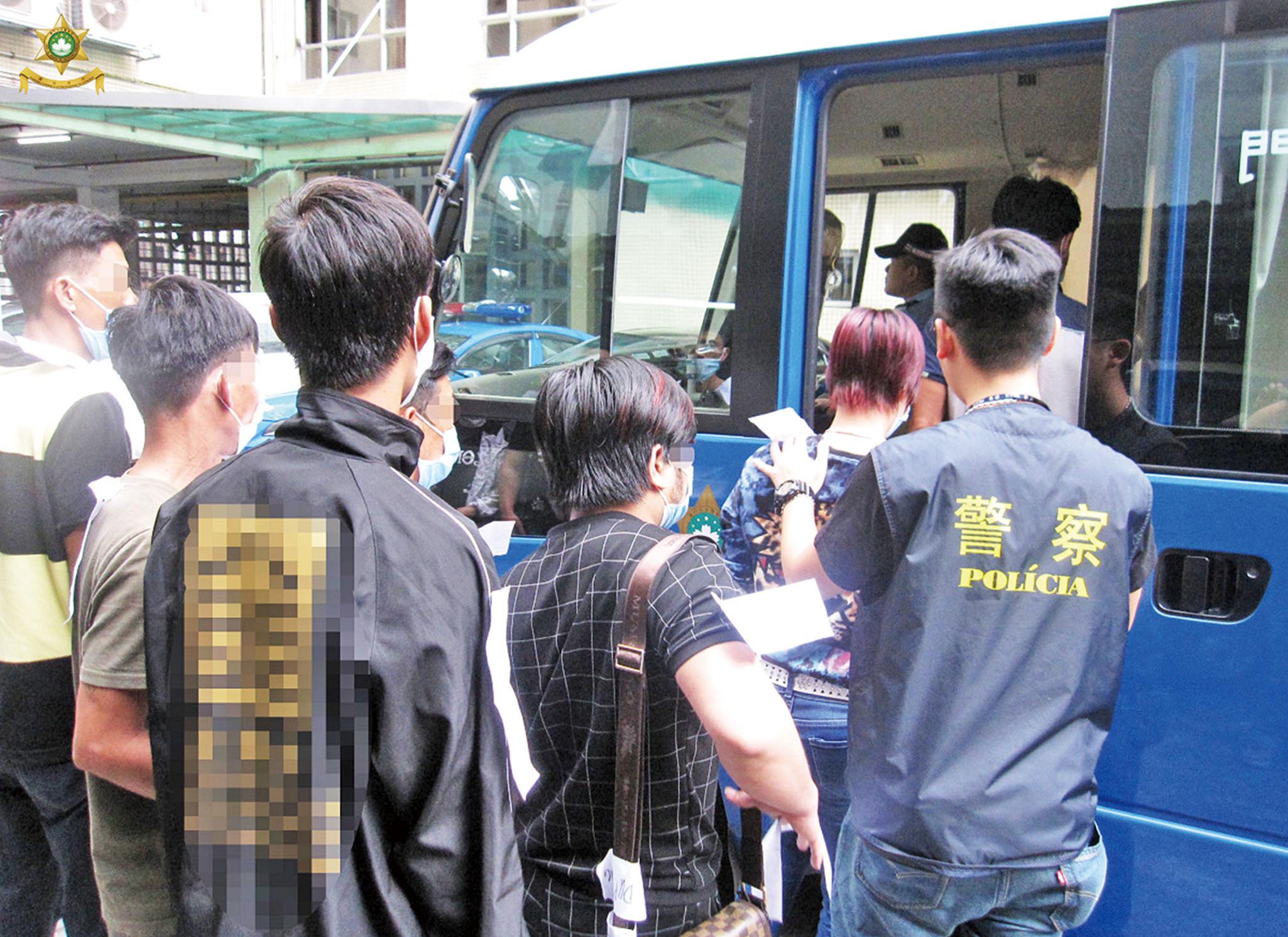 十男女涉偷渡逾期不報到被捕