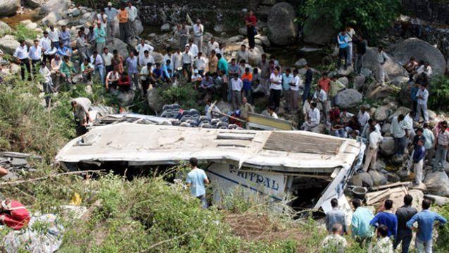 尼泊爾巴士翻覆落河 20死17傷