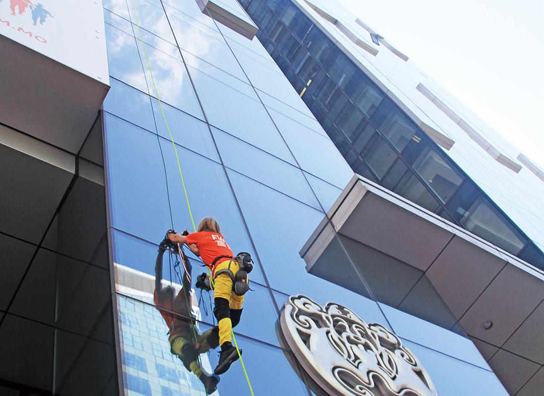 徒手攀22層高商業中心