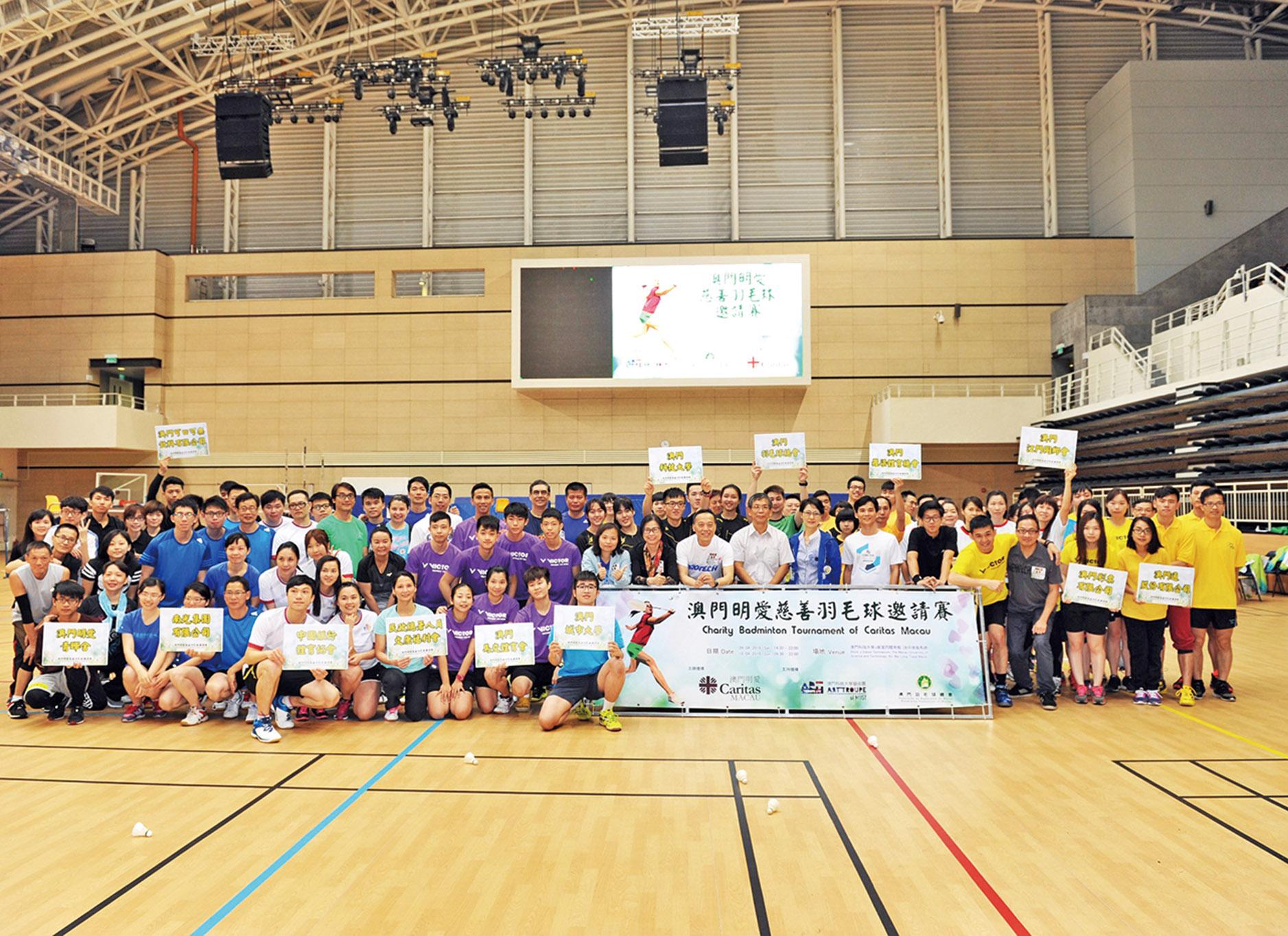 打羽毛球行善最樂