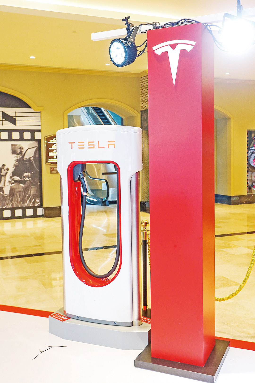 Tesla設超級充電站