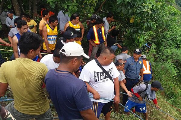 菲律賓一大巴墜山谷至少24死
