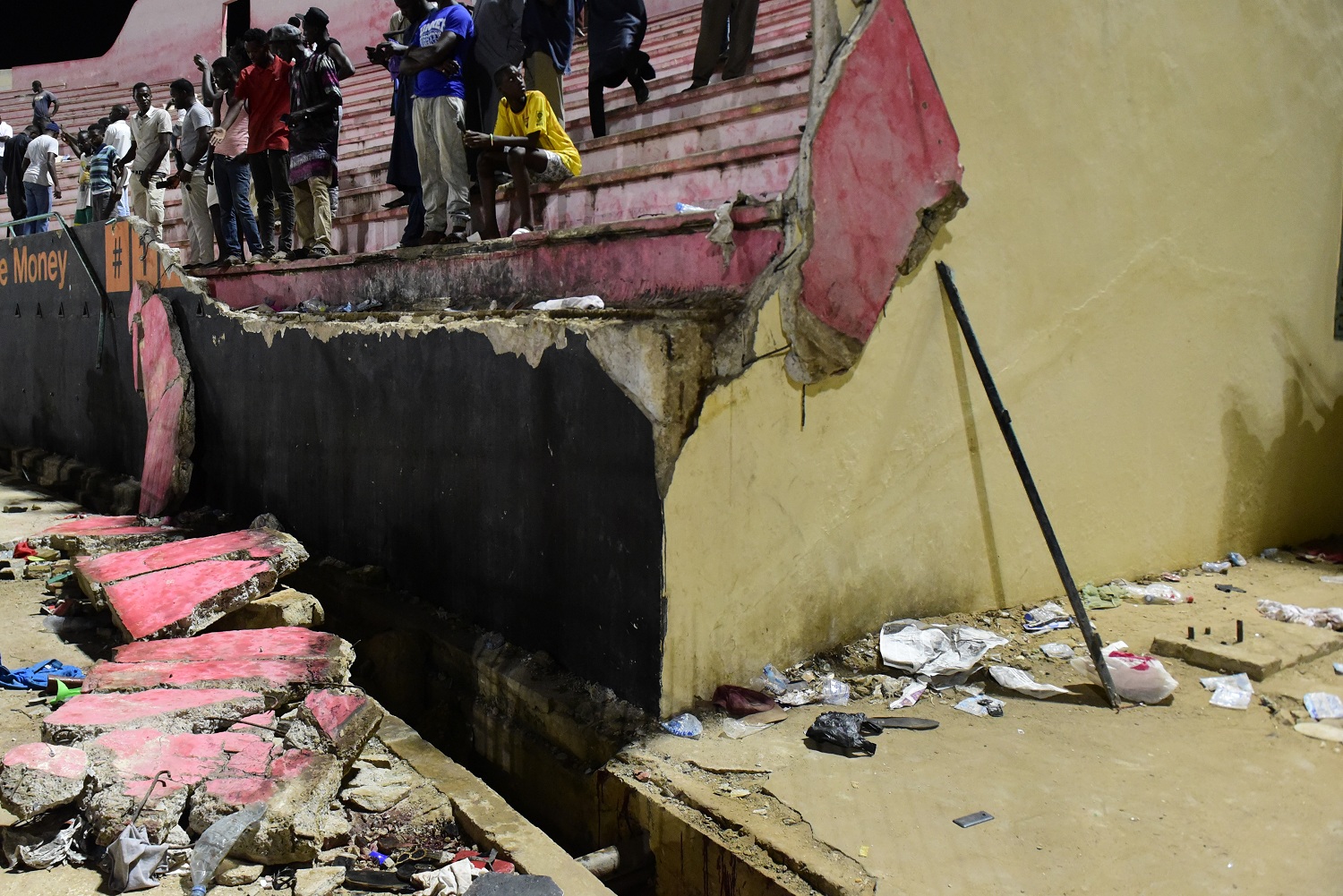塞內加爾球場爆踩踏慘劇57死傷