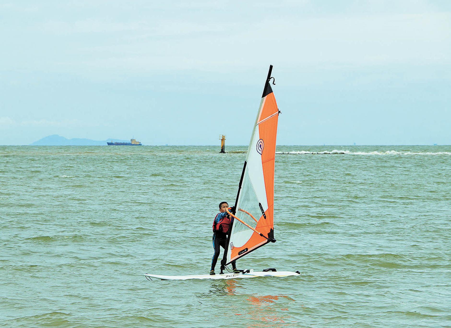 男青年海上漂流兩小時獲救