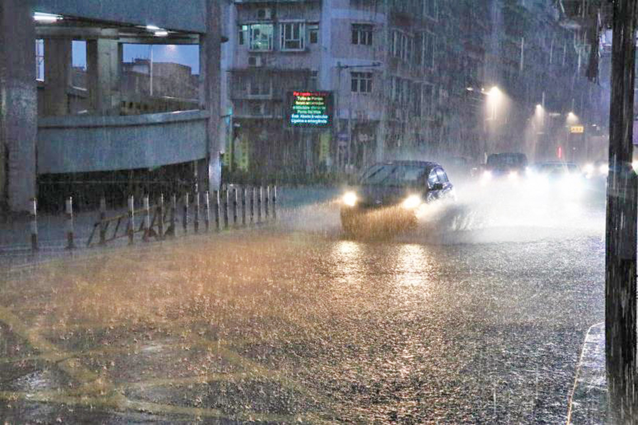 「黑的」漫天風雨開價