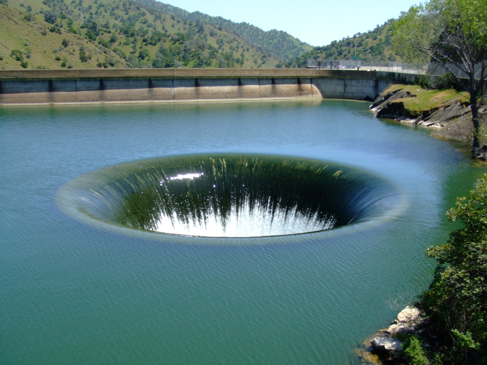 湖泊驚現「巨型黑洞」