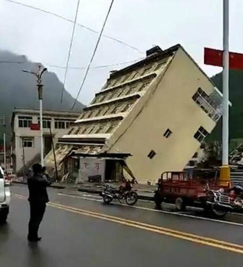 貨車被衝走高樓倒塌江中