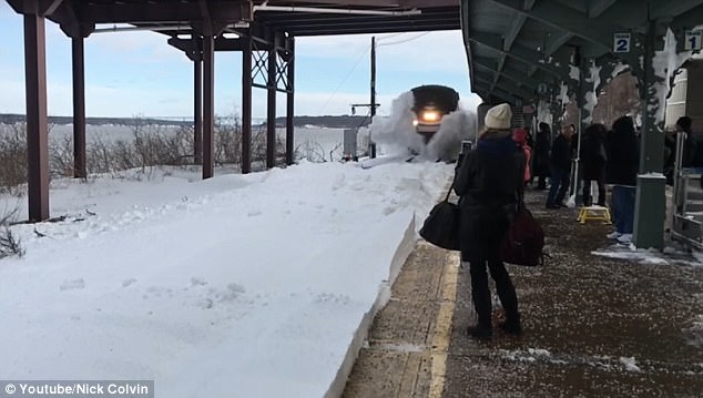 火車入站掀起「千層雪」