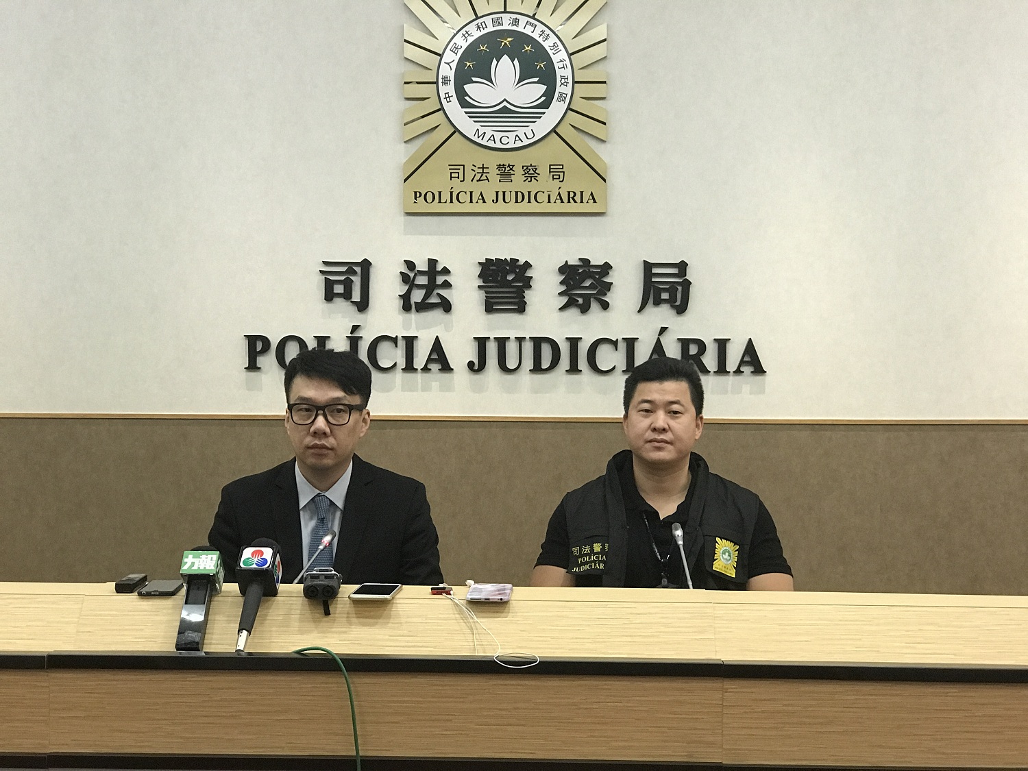 兩內地漢涉國際中心搶劫被捕