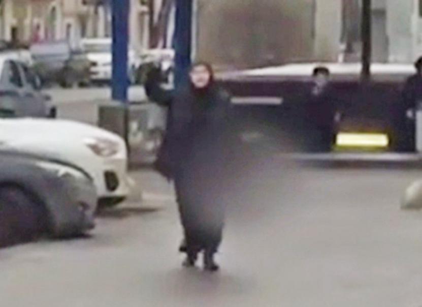 提頭逛街自稱「恐怖分子」