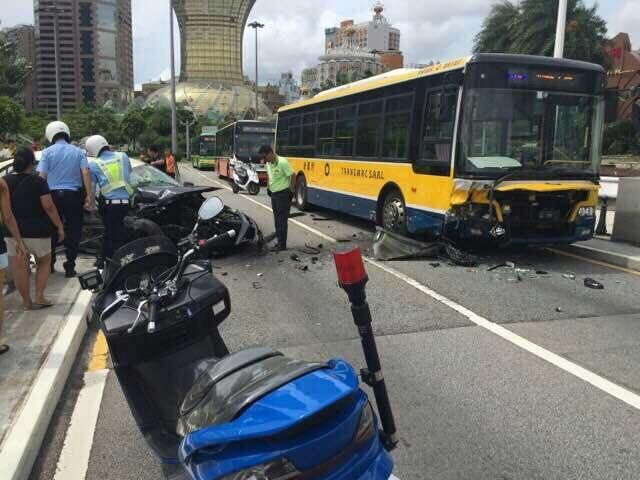 巴士及的士舊大橋相撞七人受傷