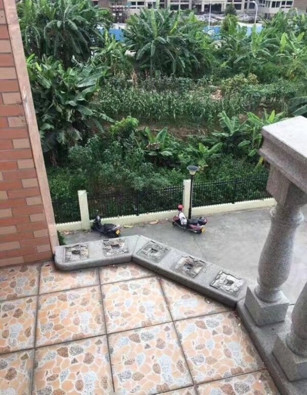 伴娘疑遭推撞失足墮樓