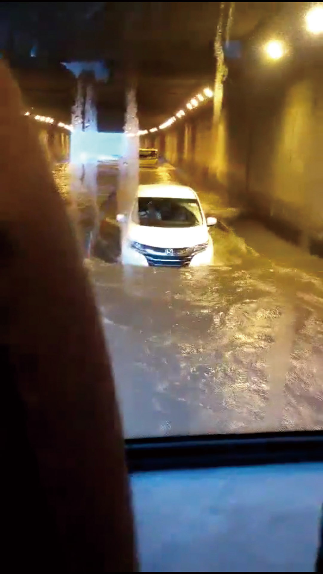 關閘隧道水浸成河車輛「死火」被困