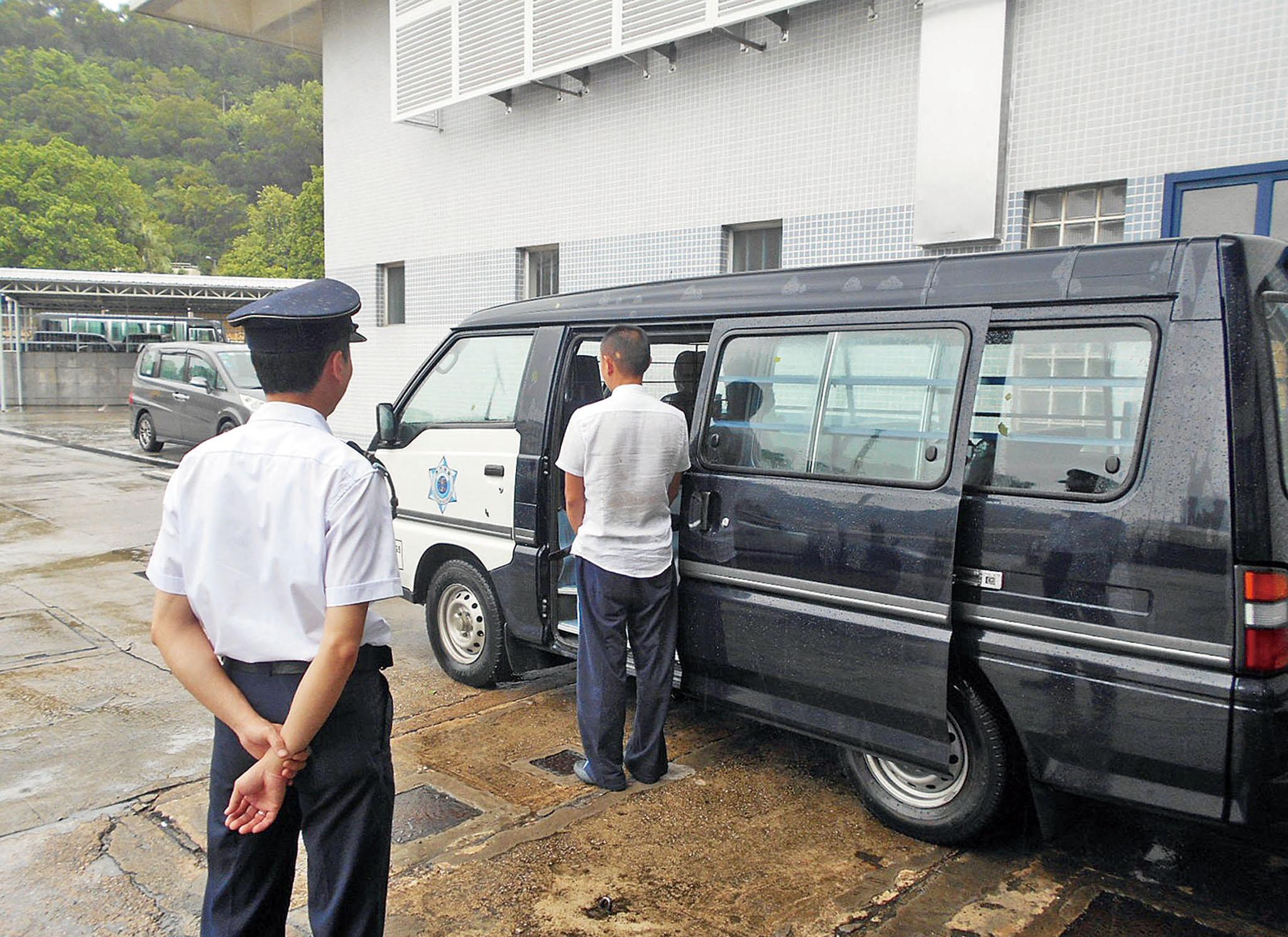 海關救起四偷渡男女