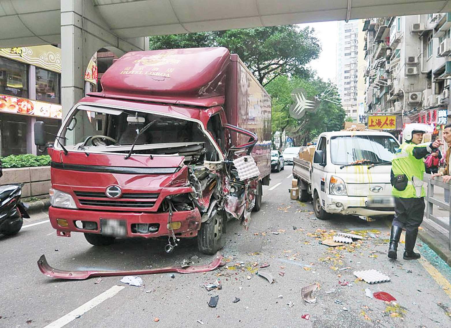 雞蛋鹹蛋拋車外散落一地