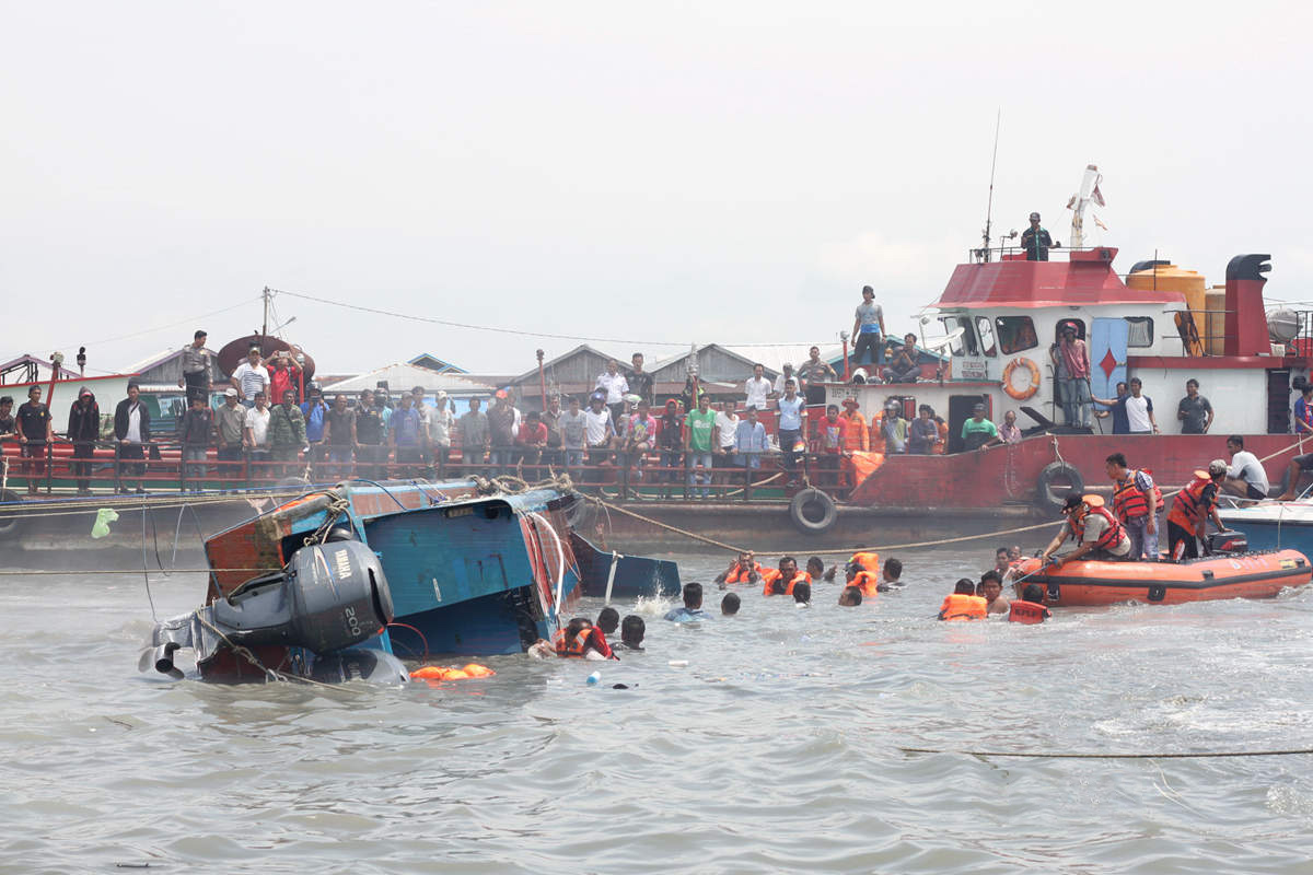 印尼船隻翻沉17死15失蹤