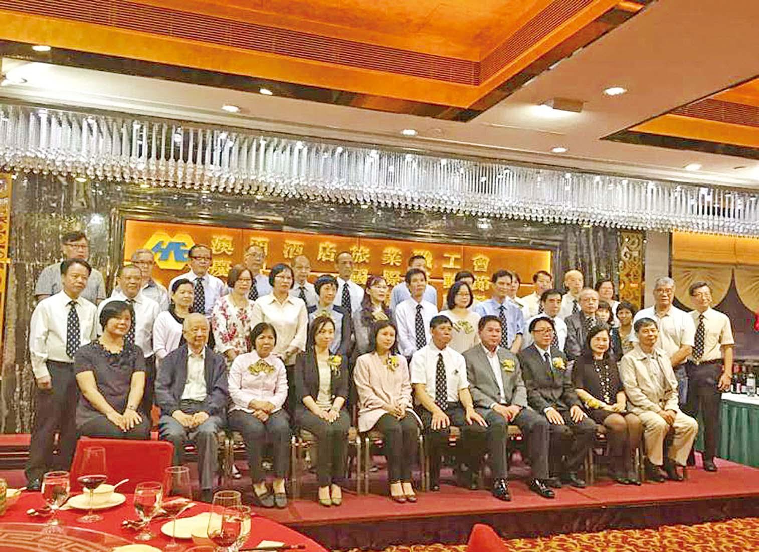 300多人聯歡聚餐