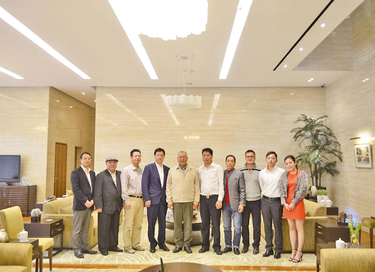 拜訪何厚鏵介紹會務