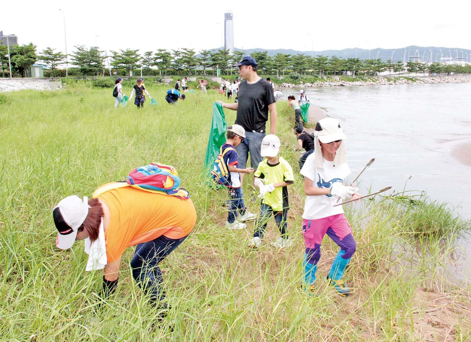 百人淨灘撈600斤垃圾