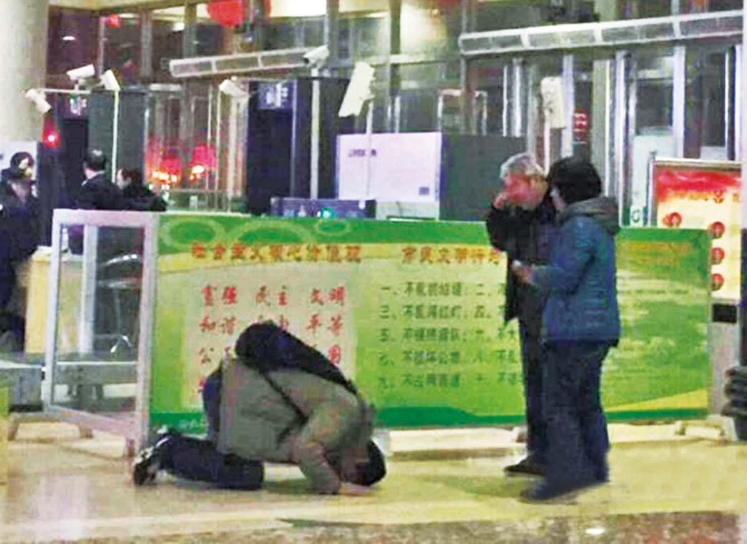 火車站長跪別父母