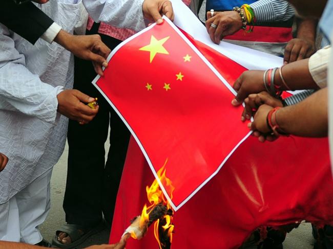 印右翼燒中國商品煽動反華