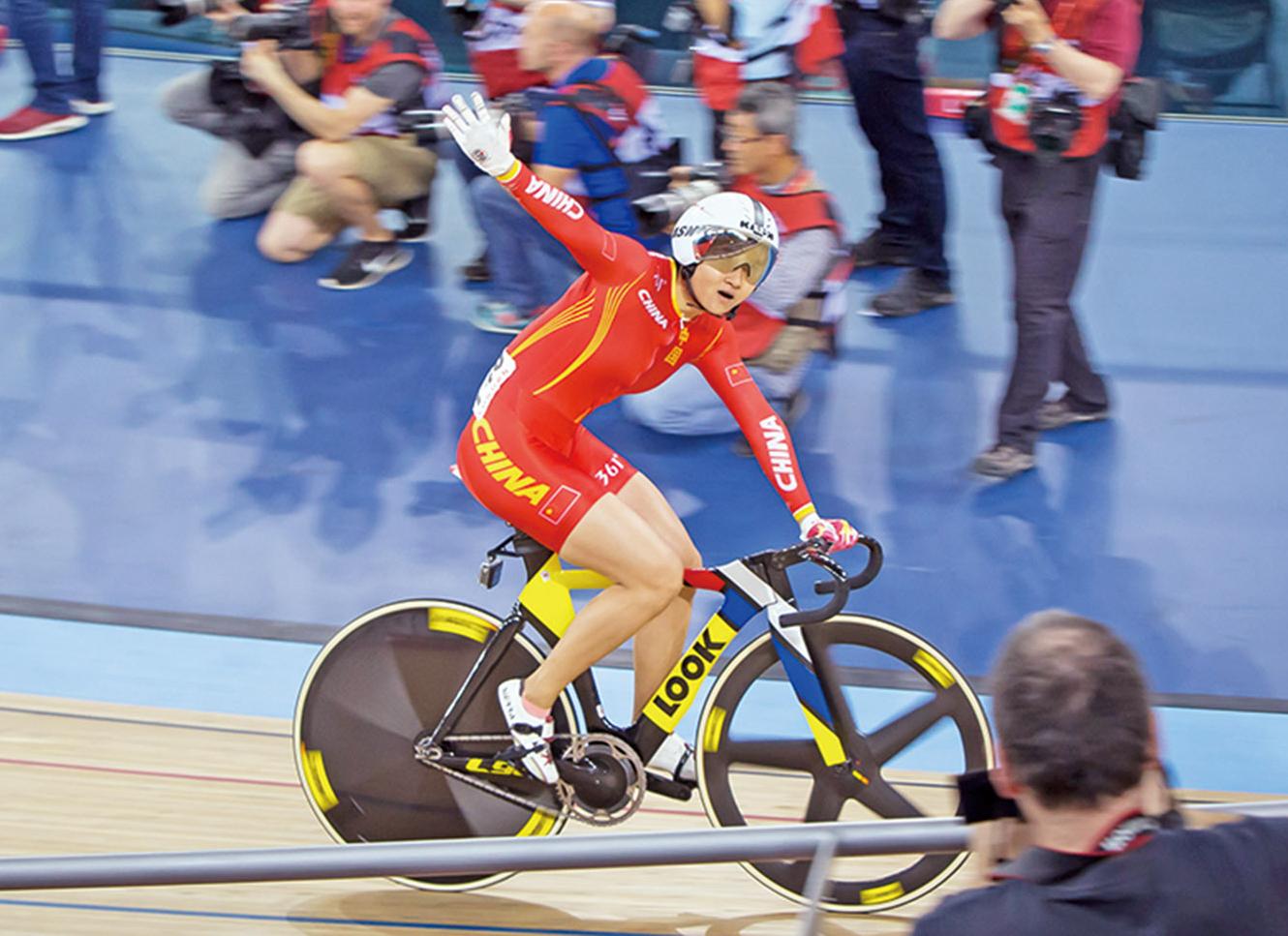 登上競速賽后座