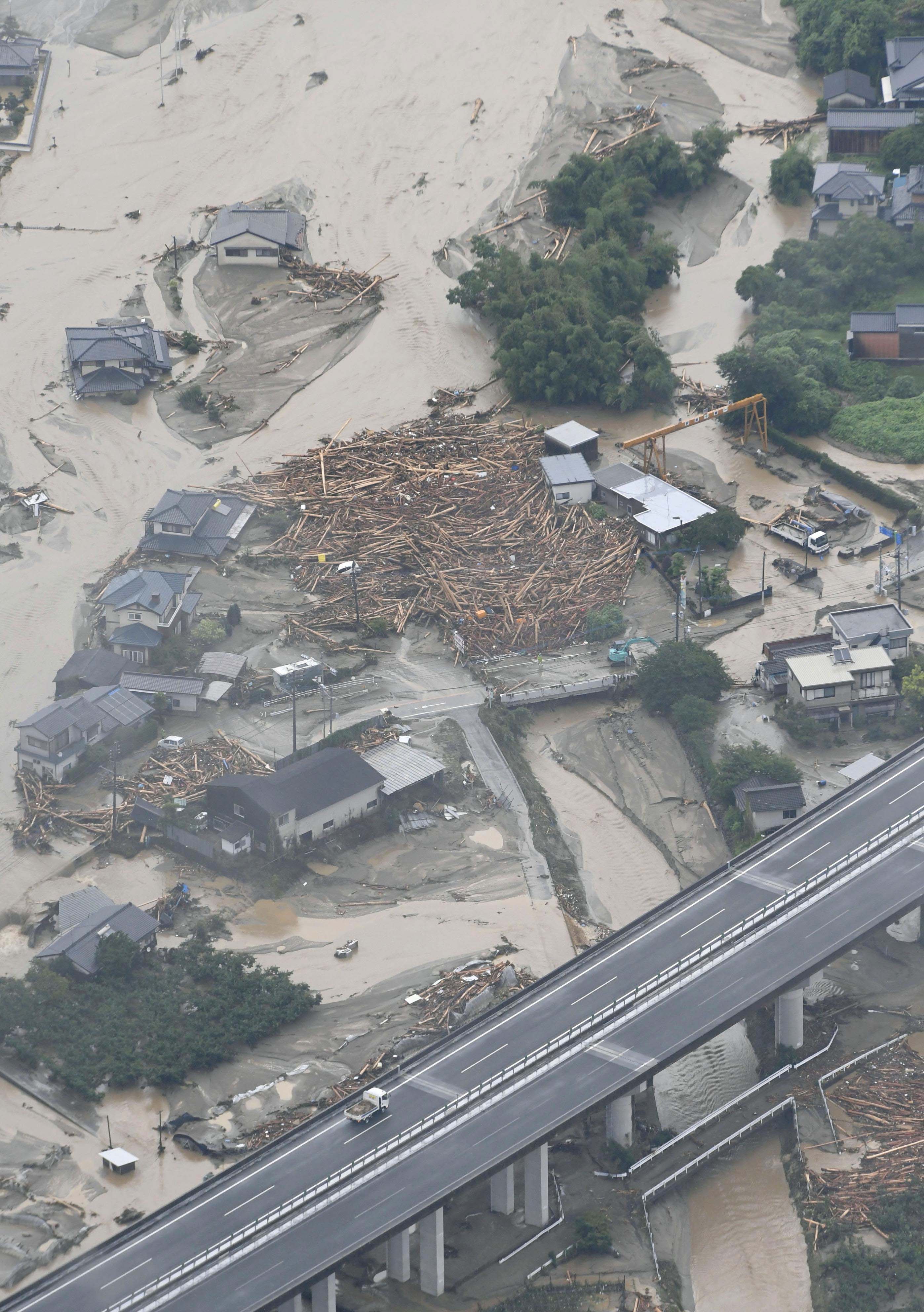 日本南部暴雨成災一死15失蹤