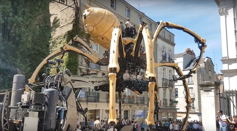 ​法國街頭現巨型「蜘蛛」