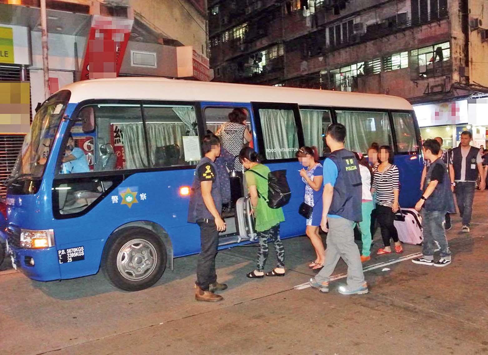 26人被帶回警察局調查