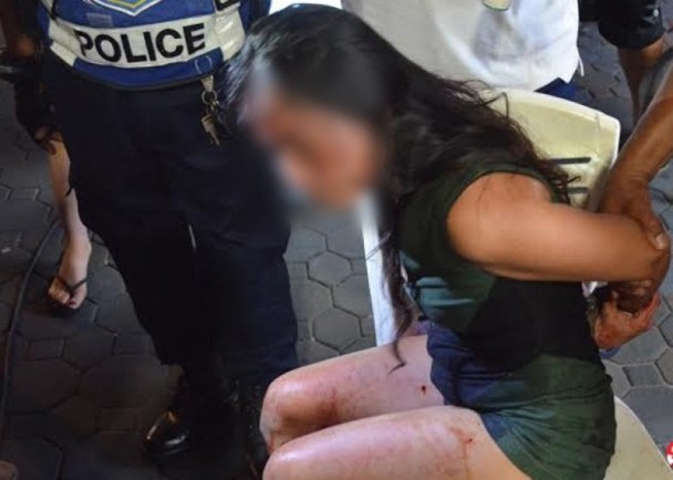 泰女當街拎剪刀追殺